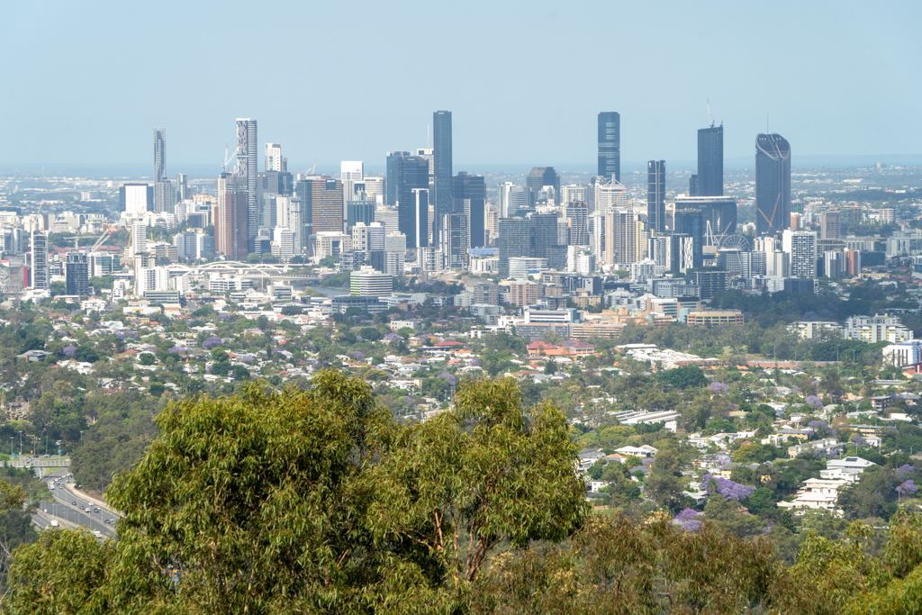 Auf dem Mt. Coot-Tha Lookout vor den Toren Brisbanes; mit Sicht auf die eindrucksvolle Skyline der City