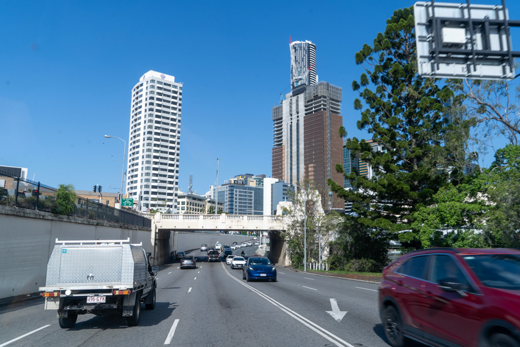 Auf einem der vielen Highways durch die Stadt Brisbane