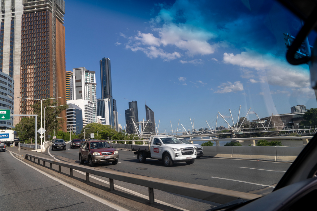 Auf einem der vielen Highways durch die Stadt Brisbane