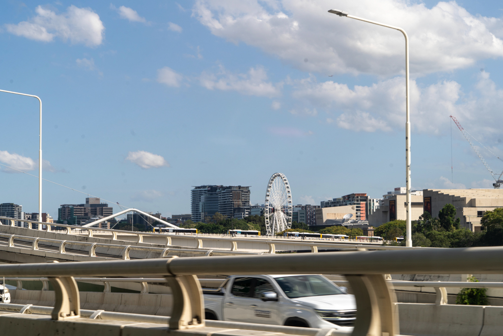Auf einem der vielen Highways durch die Stadt Brisbane; wir sehen das Riesenrad am Brisbane River