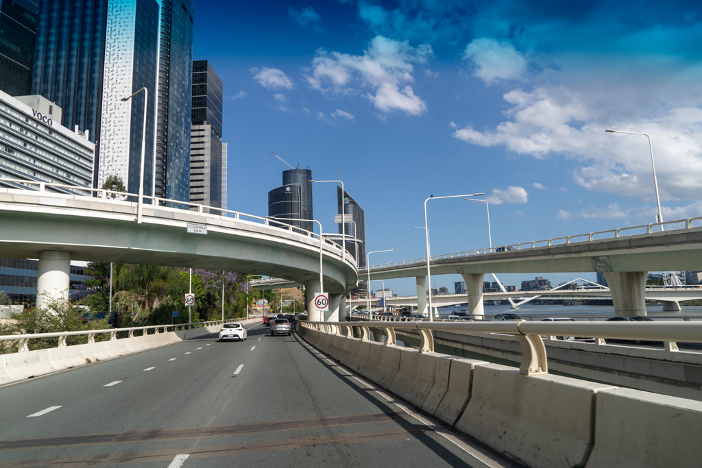 Auf einem der vielen Highways durch die Stadt Brisbane.