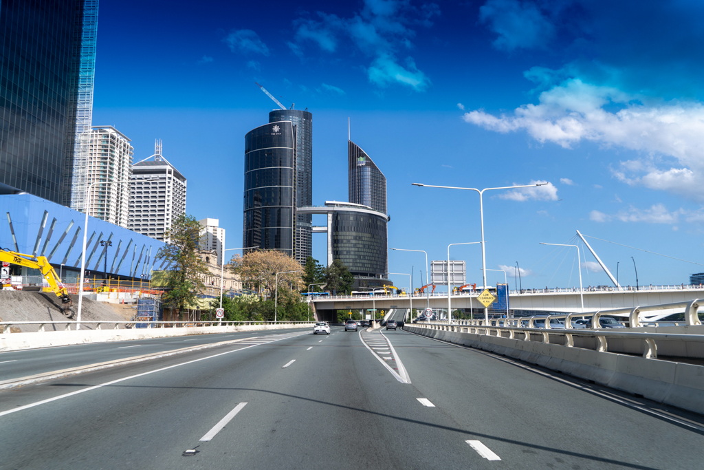 Auf einem der vielen Highways durch die Stadt Brisbane.