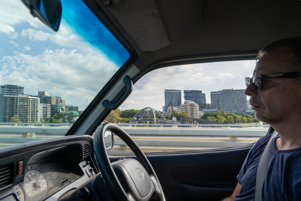 Auf einem der vielen Highways durch die Stadt Brisbane.