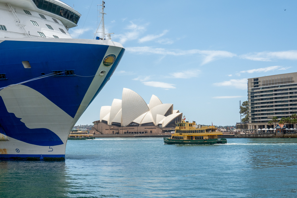 vorne die mächtige Royal Princess, dahinter das weltberühmte Opernhaus