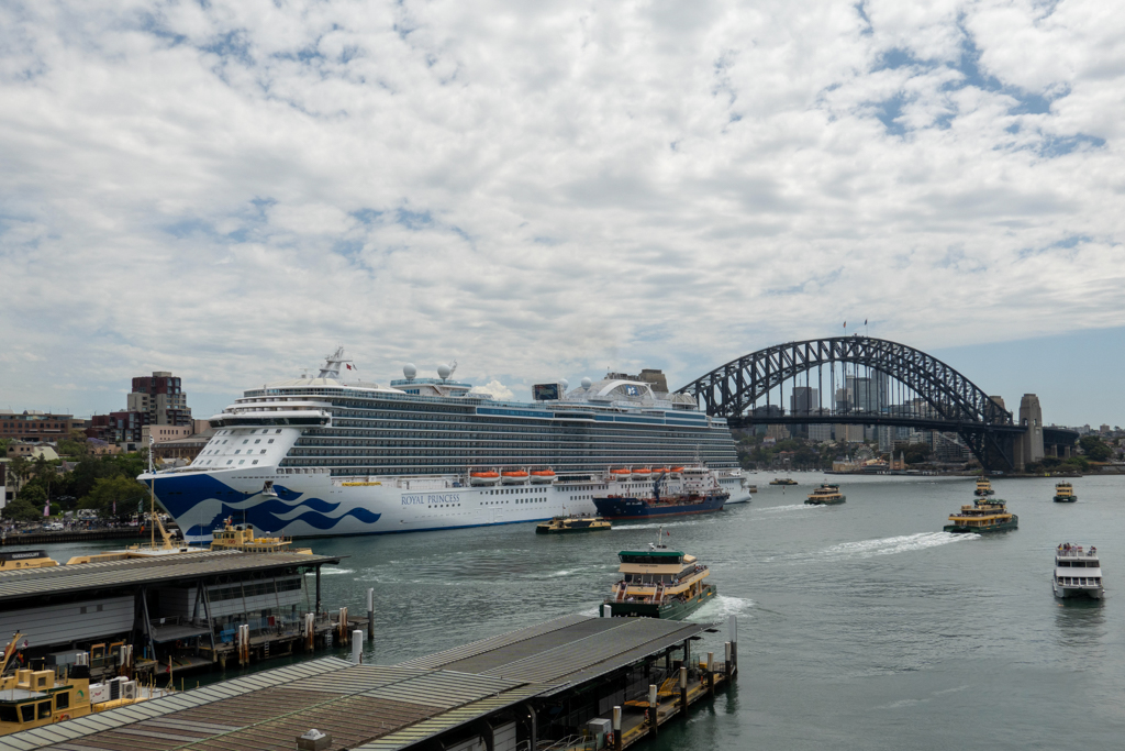 Die Royal Princess mit Harbour Bridge im Hintergrund