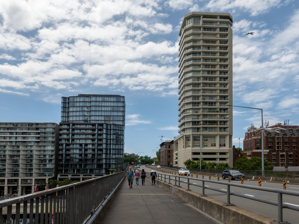 Wir sind hoch über dem Hafen auf dem Cahill Expressway