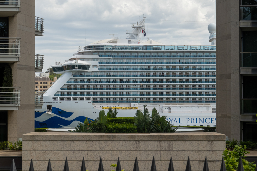 Zwischen zwei Bürotürmen ist ein Teil der Royal Princess zu sehen