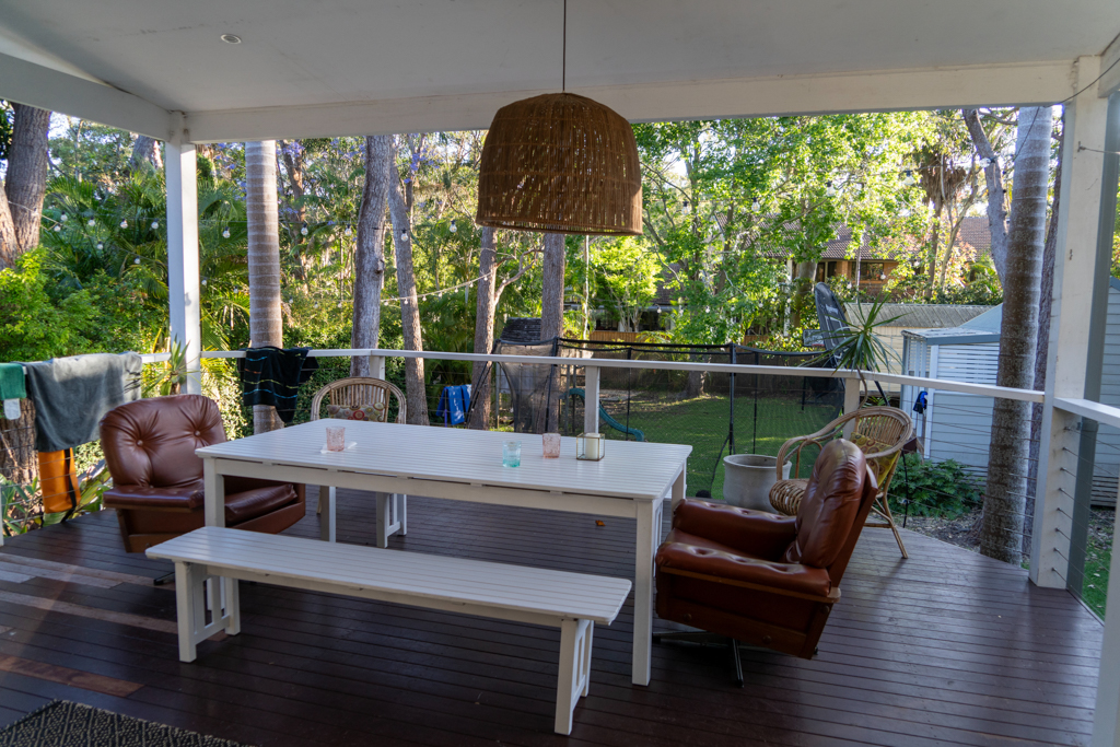 Die überdachte Terrasse mit Blick auf den Garten mit Trampolin