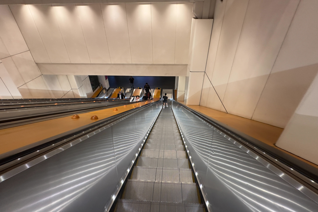 Rolltreppe einer Bahn,- und Busstation nach Sydney. Down Under halt