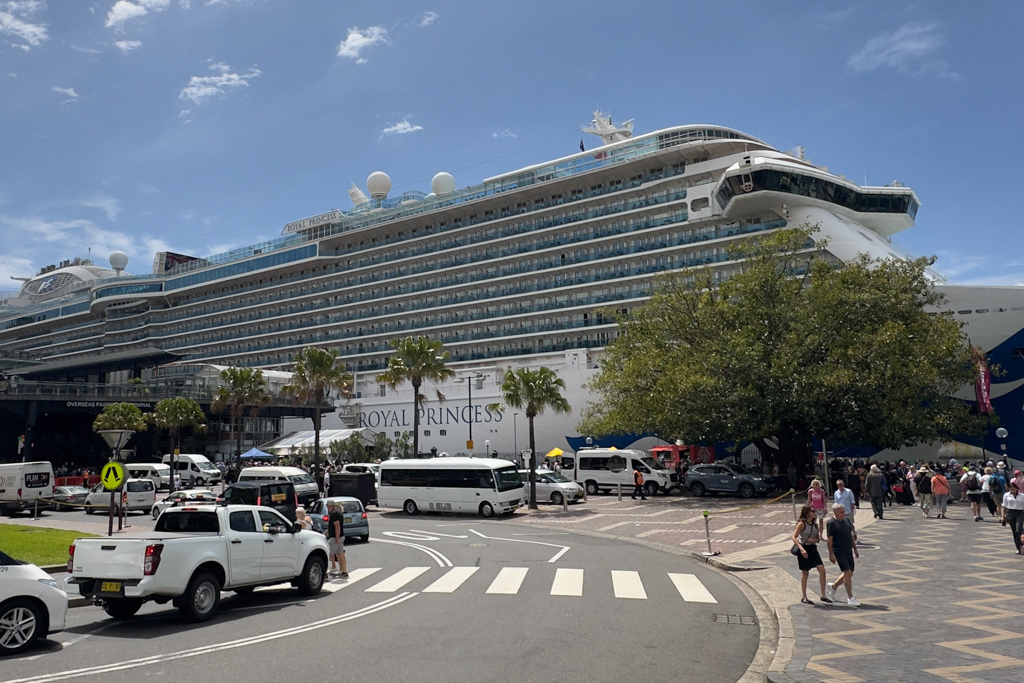 Die mächtige 330mtr. lange Royal Princess liegt im Hafen von Sydney vor Anker