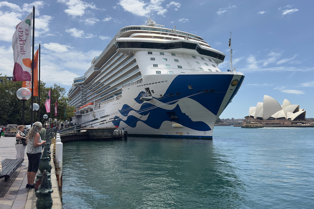 Ma betrachtet die mächtige 330mtr. lange Royal Princess die im Hafen von Sydney vor Anker liegt. Rechts das weltberühmte Opernhaus