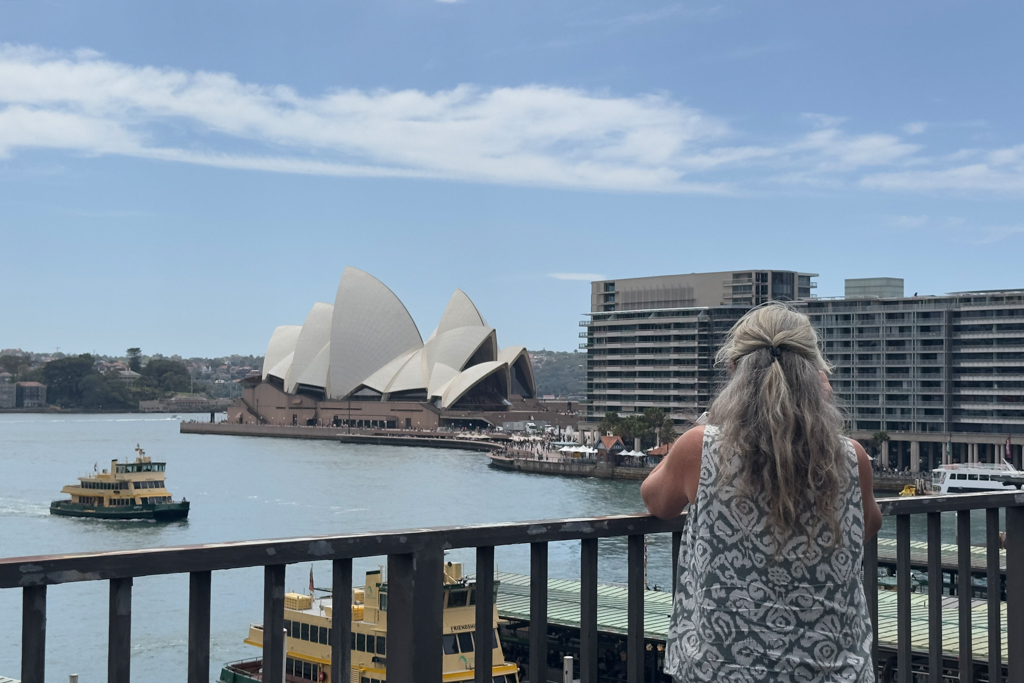 Ma bestaunt das Opernhaus vom Cahill Expressway aus