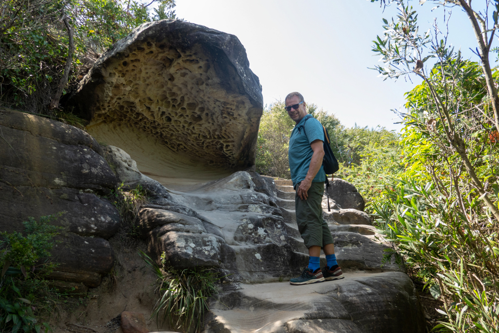 Jo beim Aufstieg zum Barrenjoey Head Leuchtturm über den alten Treppenweg