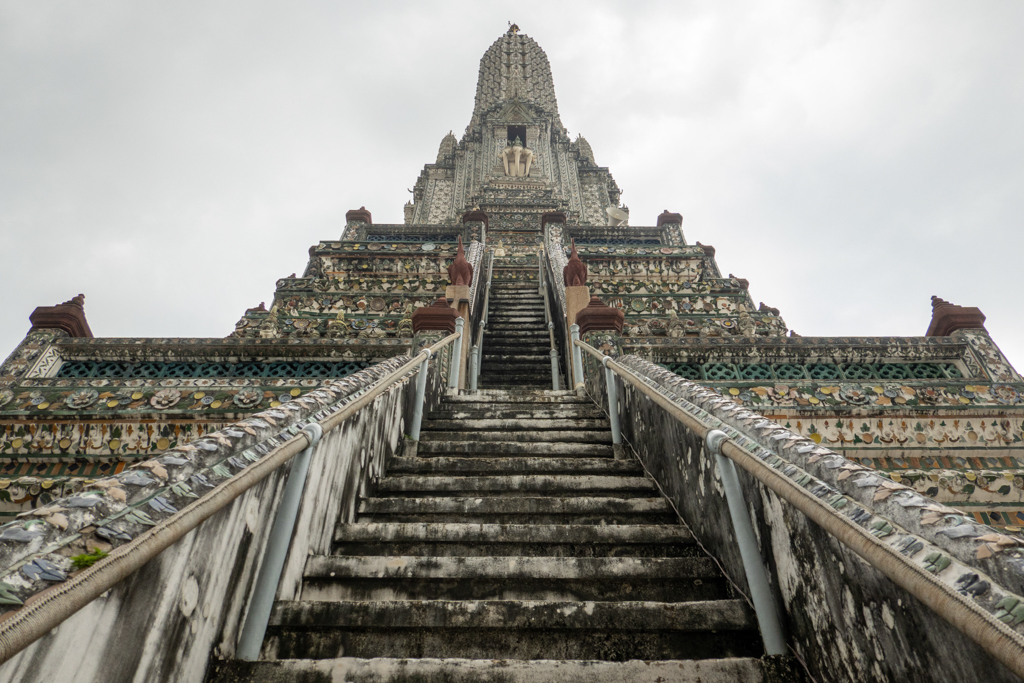 Einer der vier hohen Chemie Türme in Wat Arun. Der Treppenaufgang ist für Touristen versperrt