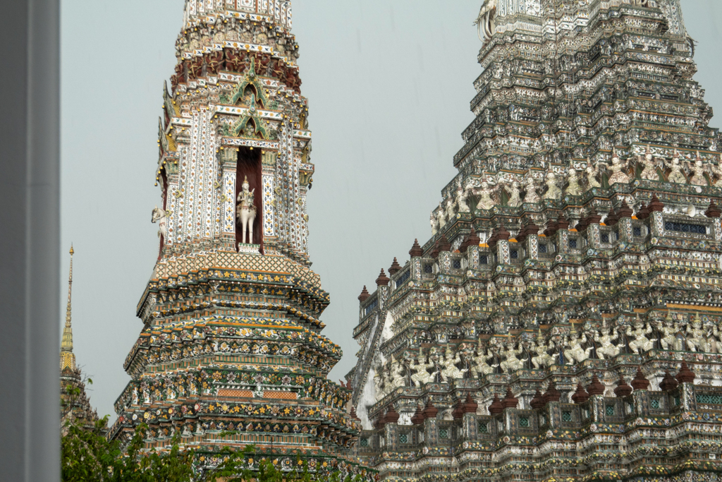 Reich verzierte und immer wieder mit Buddha Statuen geschmückte Chemie Türme in Wat Arun