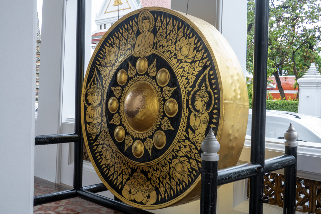 Einer der vielen hängenden Gongs die immer mal wieder geschlagen werden können..