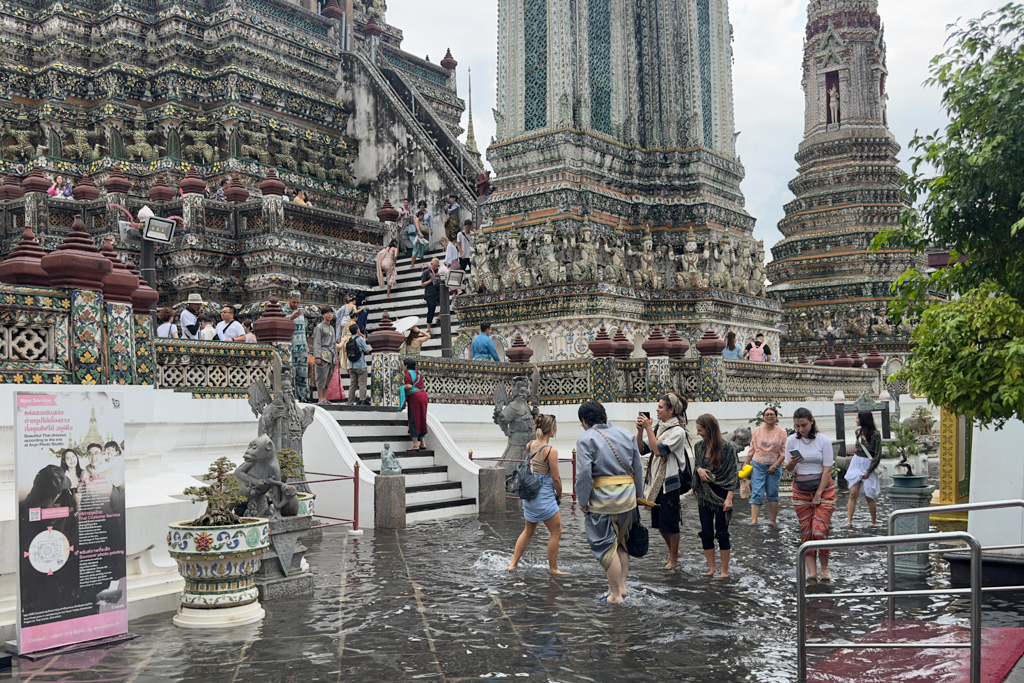 Die Wassermassen nach dem heftigen Regenguss in Wat Arun können nicht gleich abfliessen....