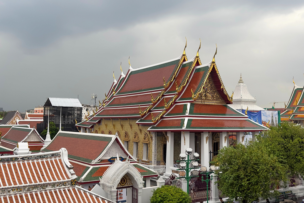 Einer der vielen kleinen Tempeldächer hier im Wat Pho Tempel