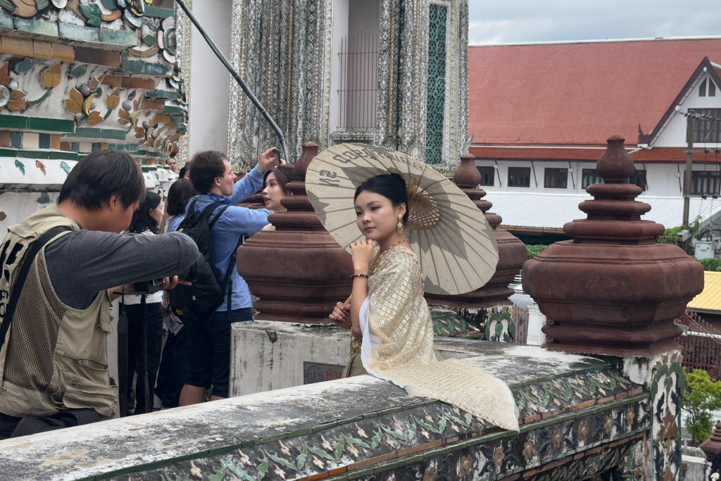 Junge Frauen passieren in festlicher Kleidung für die bestellten Profi Fotografen