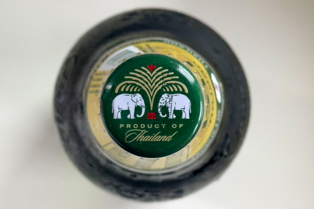 Eine schöne kalte Bierflasche mal aus anderer Perspektive. Chang, auch ein feines Bier...