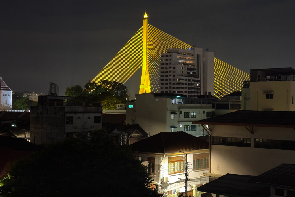 Abendlicher Ausblick aus unseren Zimmer auf eine der vielen Brücken über den Chao Phraya