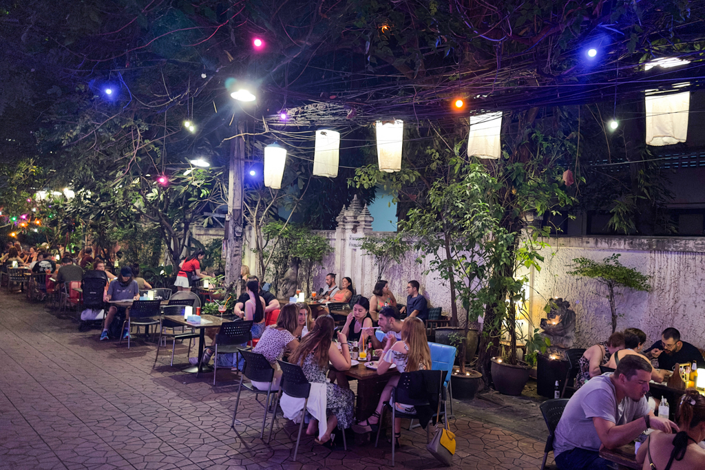 Die Khoa San Road. Früher ein gemütliches Backpacker Paradies, heute ein wildes Durcheinander von allem...
