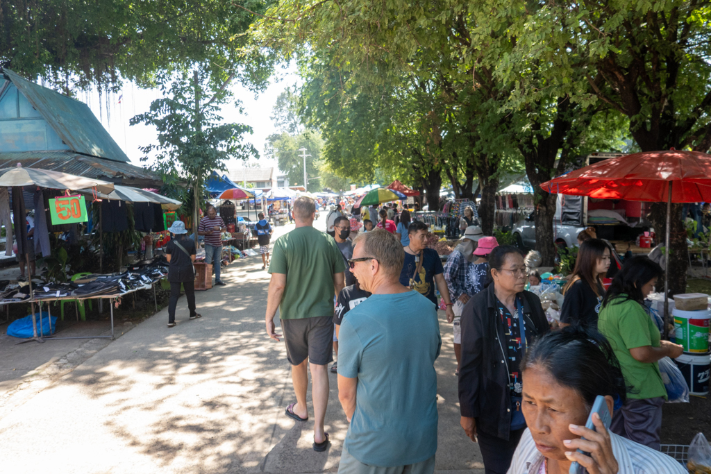 Wir besuchen den grossen Wochenmarkt hier in Kuhn Han