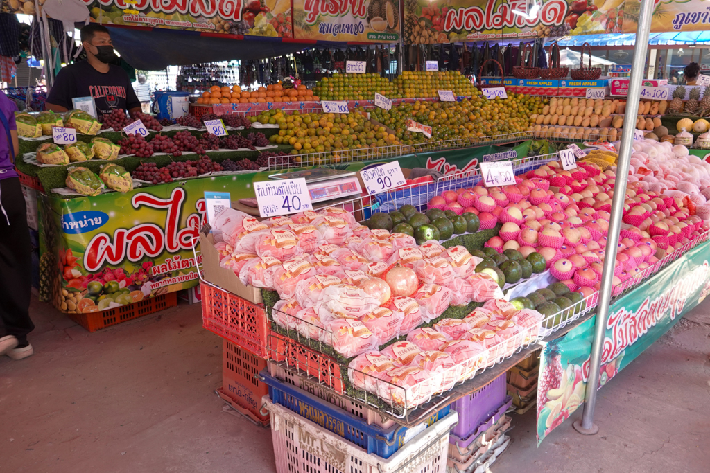 Einer der vielen Marktstände die verschiedene Früchte anbieten