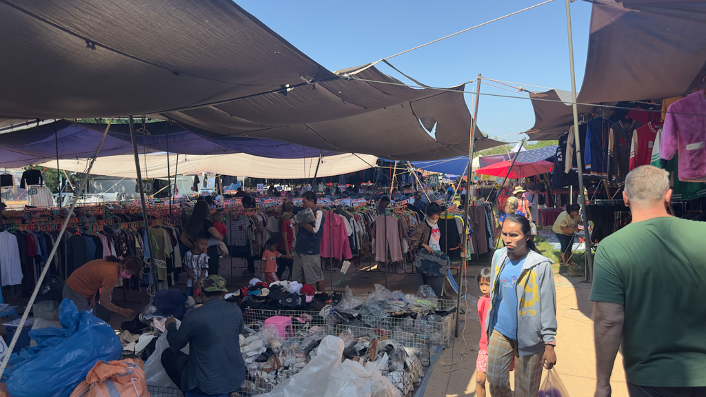 Wir besuchen den grossen Wochenmarkt hier in Kuhn Han