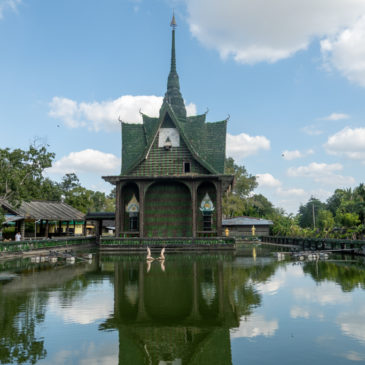 Thai Massage & Flaschen-Tempel