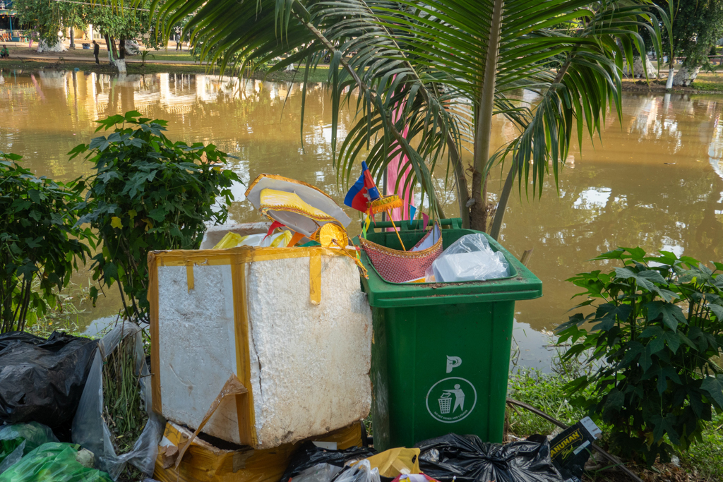 Abfall nach dem Volksfest am Fluss