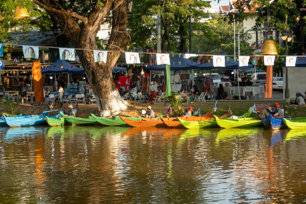 Holzkanus auf dem Siem Reap Fluss