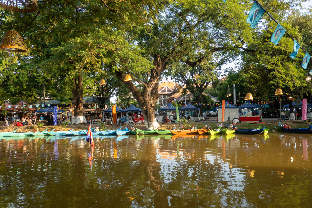Holzkanus auf dem Siem Reap Fluss