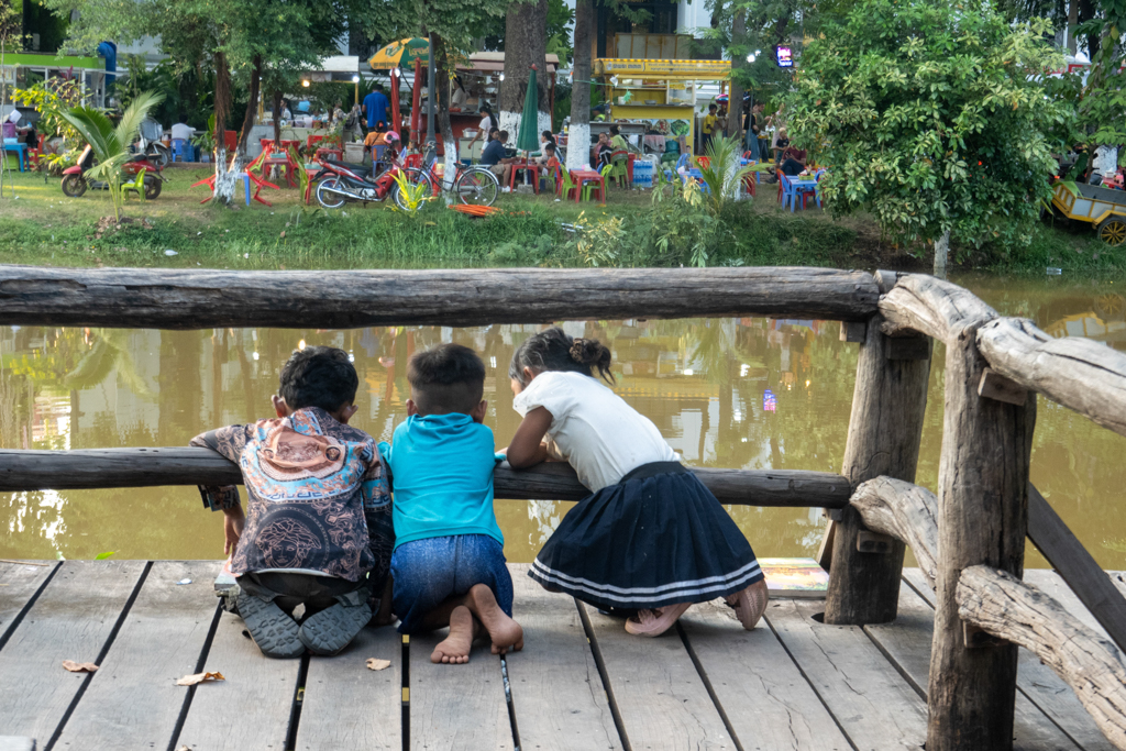 Kinder spielen am Siem Reap Fluss