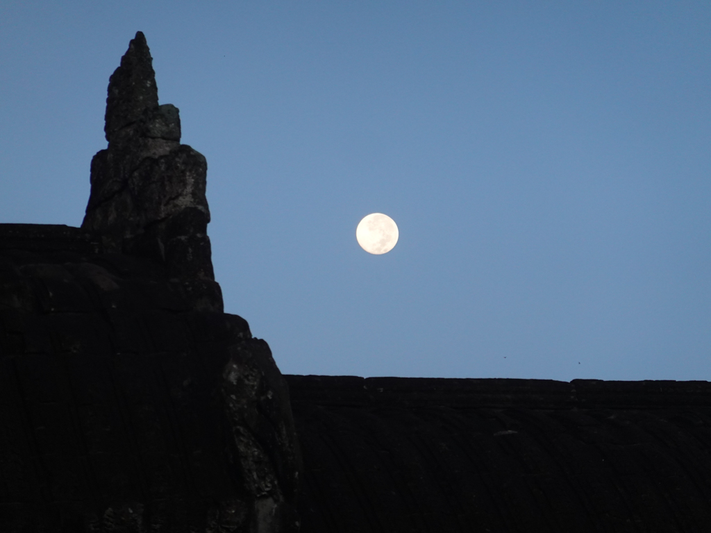 Vollmond über Angkor Wat