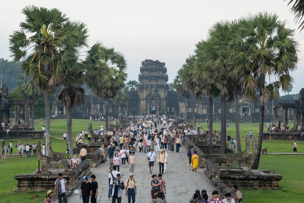 Alle wollen Angkor Wat im frühen Morgenlicht erkunden. Die Besucher sind schon da...