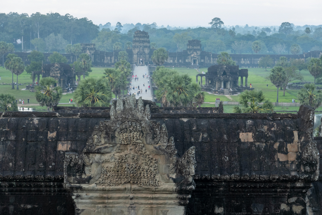 der erste Menschenstrom ist vorbei und hat sich verteilt. Hoch über den Dächern in Angkor Wat