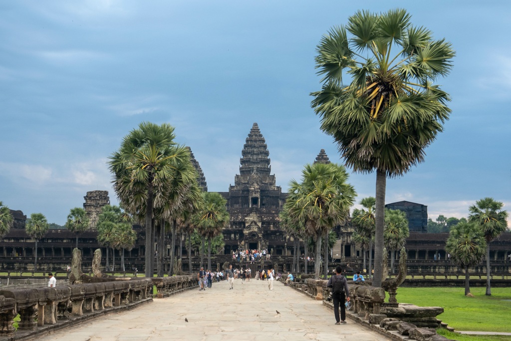 die ehemalige Prachtallee vom Eingang zum Tempel Angkor Wat