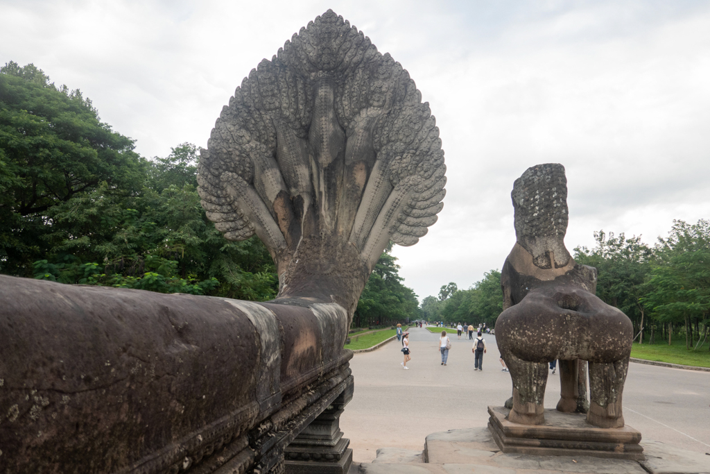 die Rückseiten von zwei der vielen mächtigen Tempelwächtern hier in Angkor Wat.