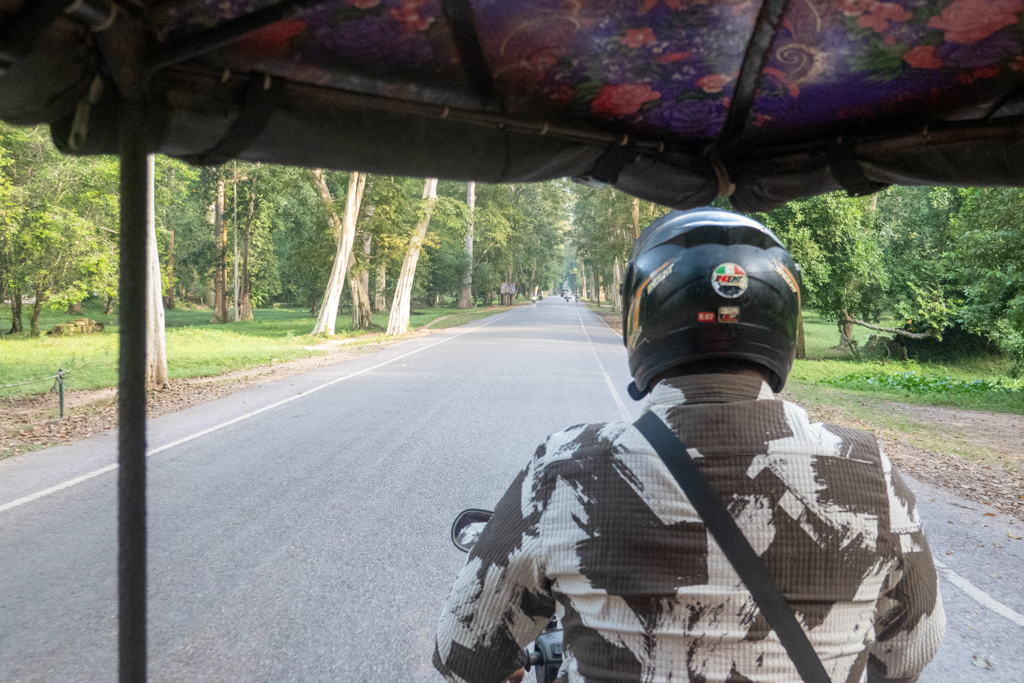 Borin fährt uns mit seinem TukTuk von einem Tempel zum Anderen. Es ist ein weitläufiges Gelände hier in Angkor