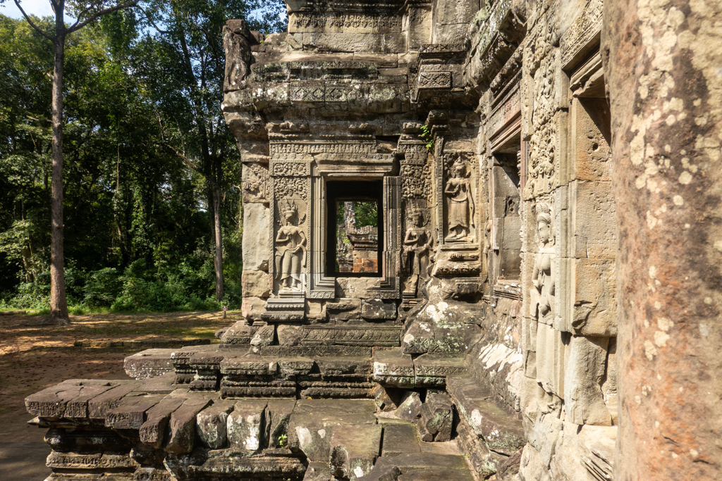 Die Sandsteinfassaden mit ihren Reliefs vom kleinen Tempel des Lepra Königs