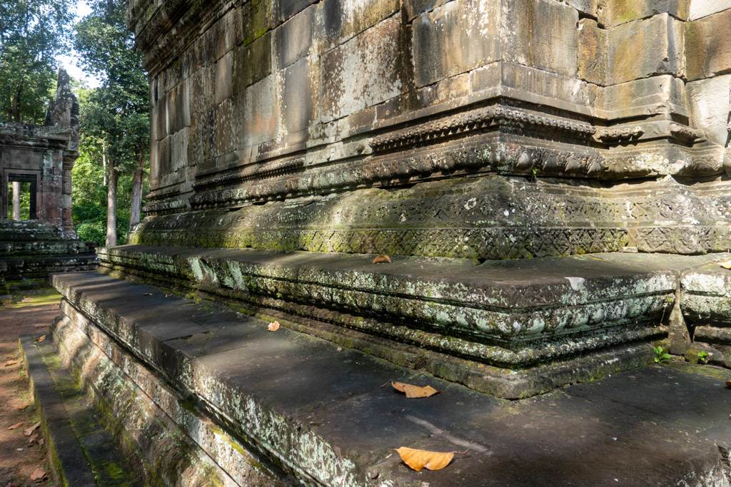 Die Sandsteinfassaden mit ihren Reliefs vom kleinen Tempel des Lepra Königs