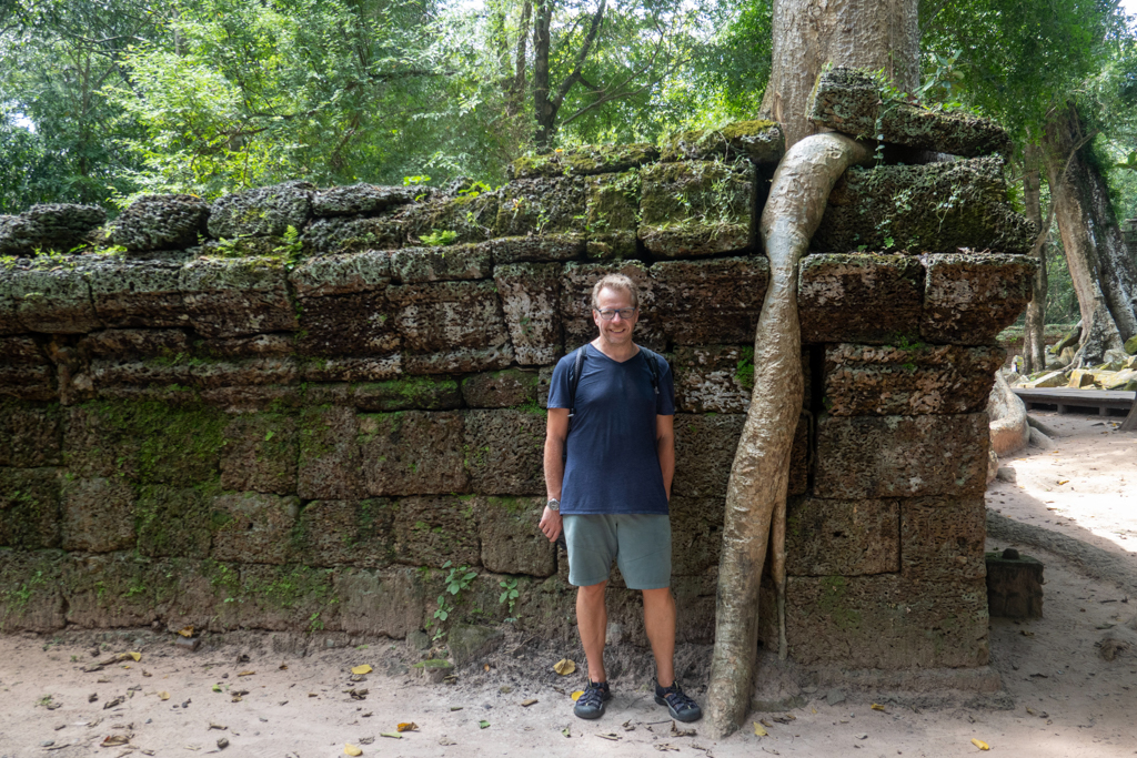 In diesem Tempel wurde Tomb Reider gedreht. Bäume wachsen aus den Gemäuern. Jo neben einer mächtigen Wurzel die sich ihren Weg sucht