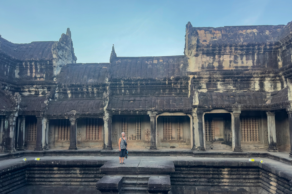 Mit Ma im grossen Angkor Wat unterwegs. Innenhof mit ehemaligen grossen Pool