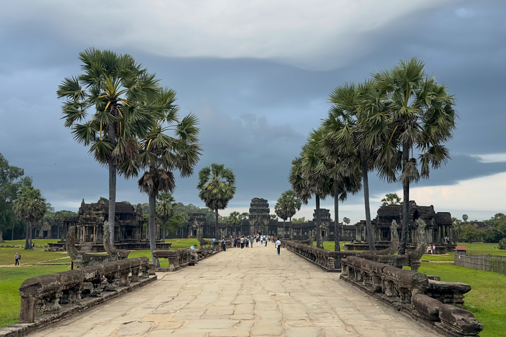 die ehemalige Prachtallee vom Eingang zum Tempel Angkor Wat