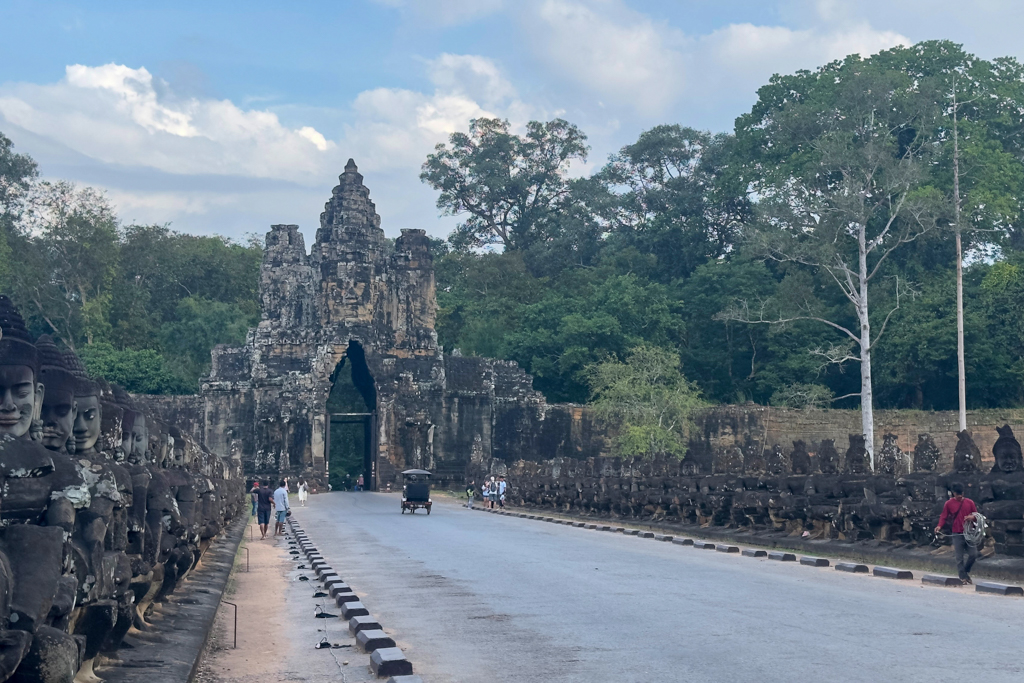 eines der vielen schmalen Tore hier in Angkor mit einer Brücke über einen breiten Kanal