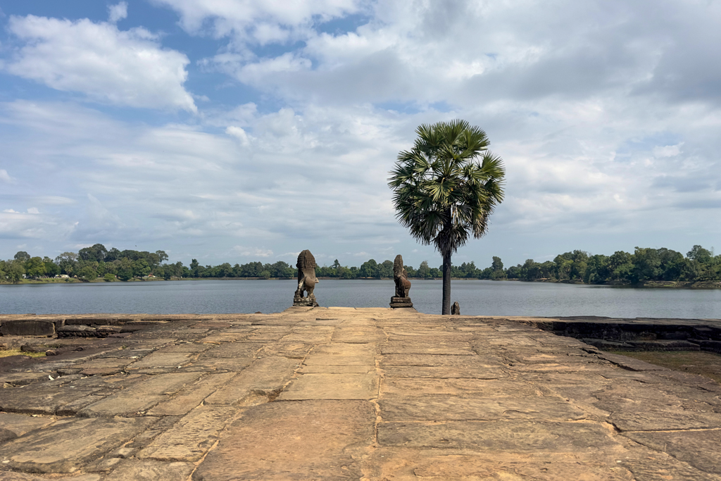 Blick auf eine der vielen künstlichen Wasserflächen hier in Angkor