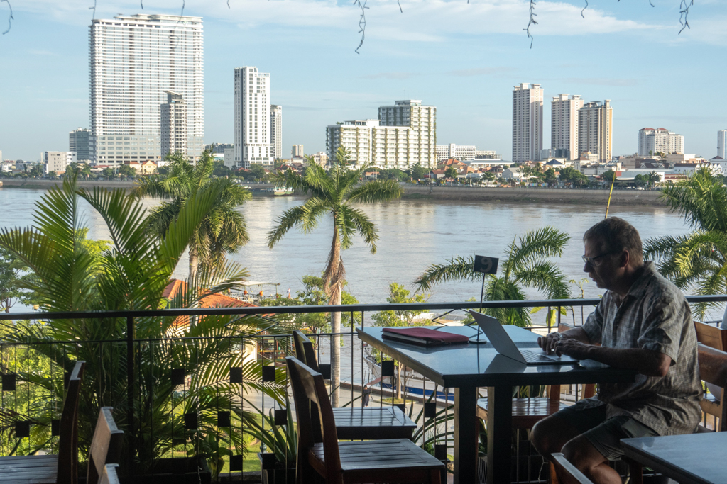 Jo arbeitet auf der Dachterrasse des Hostels mit Blick auf Tonle Sap und die Landzunge Kandal