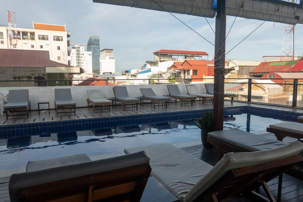 Blick auf den Pool des Hostels und die umliegenden Dächer