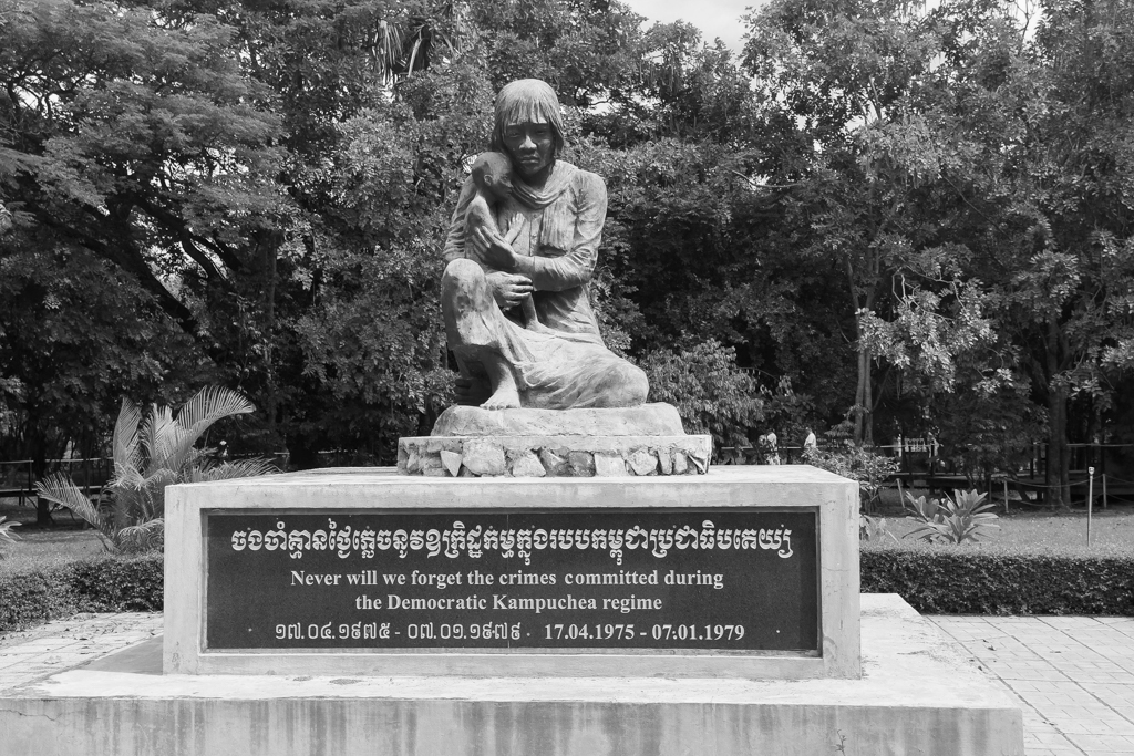 Mahnmal in Choeung Ek über die Verbrechen der Khmer Diktatur